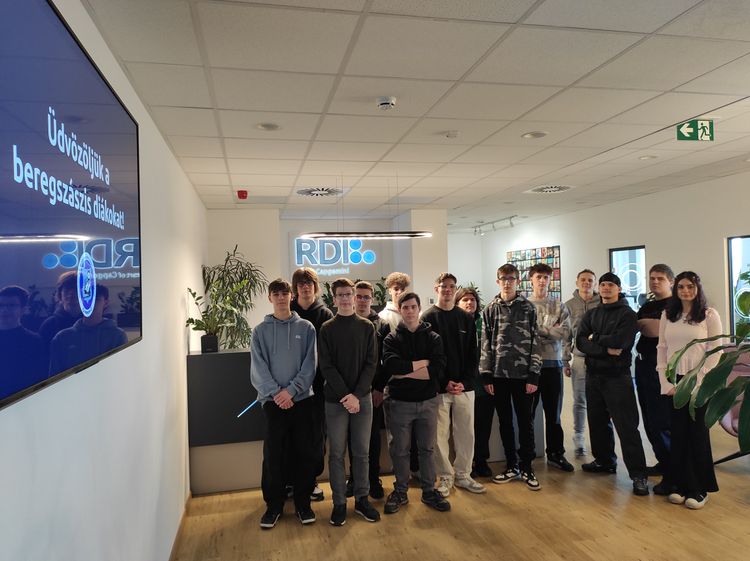 Inspiráló betekintés a jövő világába – a 10.c osztály a Dynatánál járt